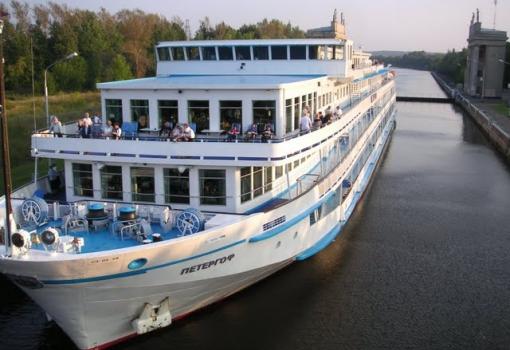El Viking Peterhof en uno de los canales del Volga